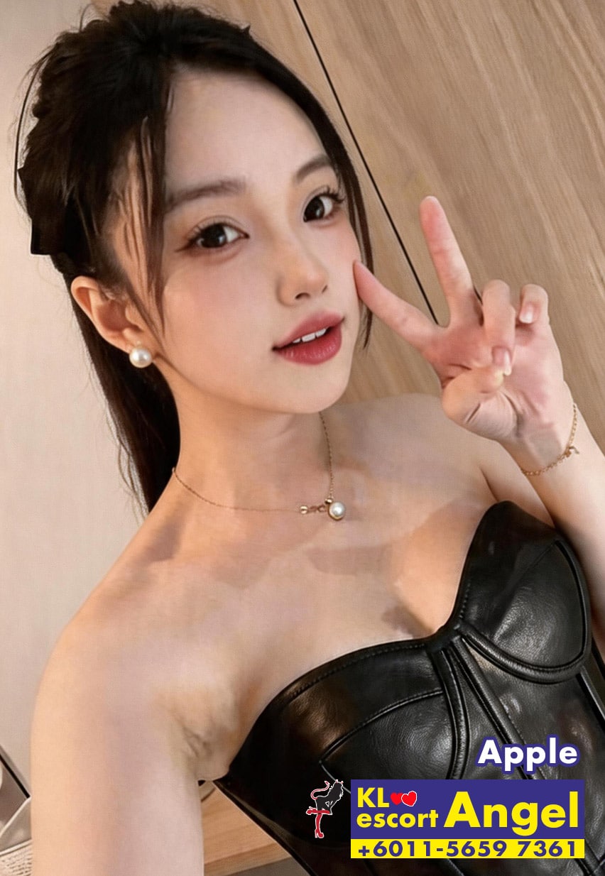 Attractive KL escort model posing elegantly in Kuala Lumpur – sexy girl KL premium companion